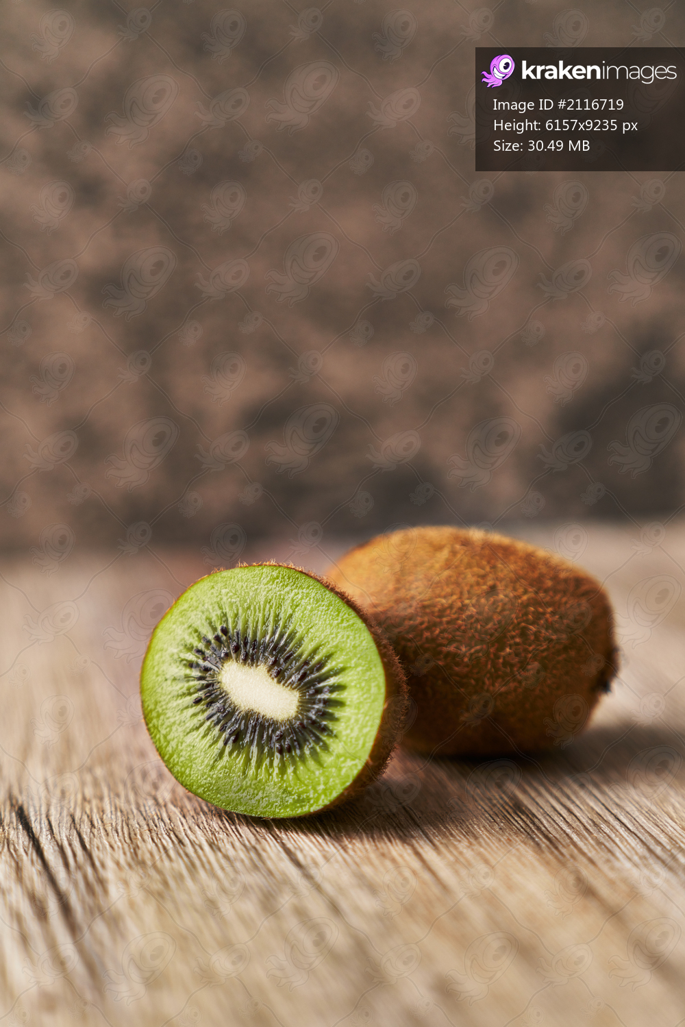  Single kiwi and slice on a wooden table
